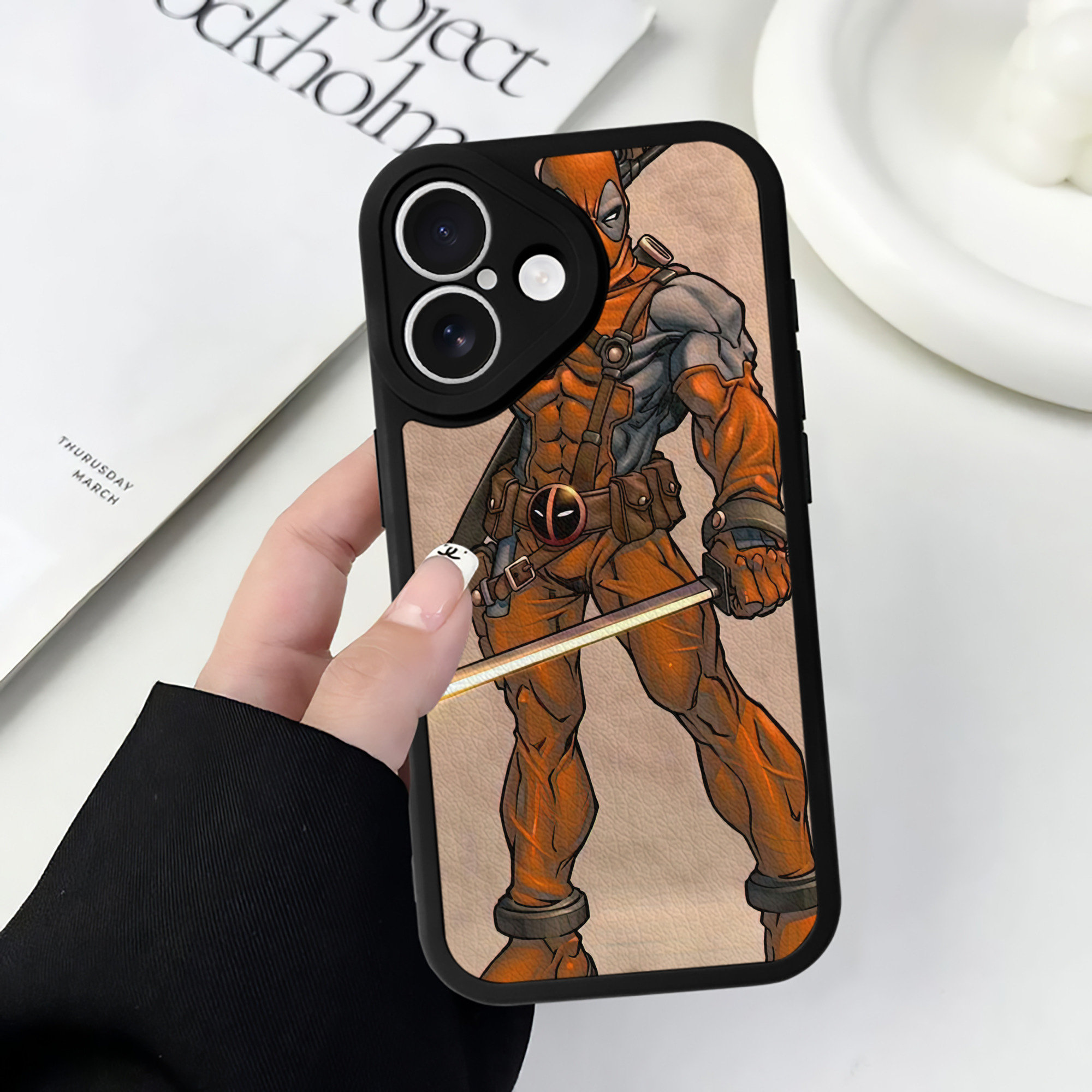 （画像用） Deadpool デッドプール 【iPhone 16シリーズ対応】シリコンスマホケース（レザー調） 材質：シリコン